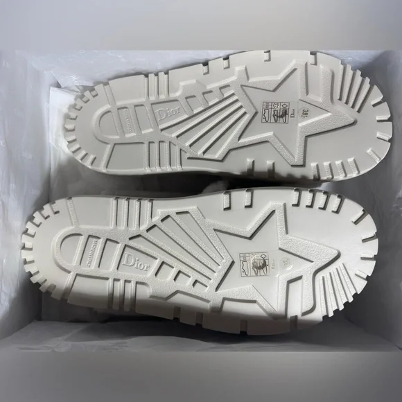 CHRISTIAN DIOR
Shearling Canvas Embroidered - Picture 3 of 3